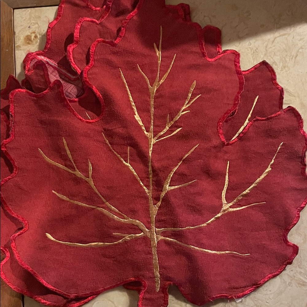 Set of 4!Leaf-Shaped burgundy and Gold Placemat